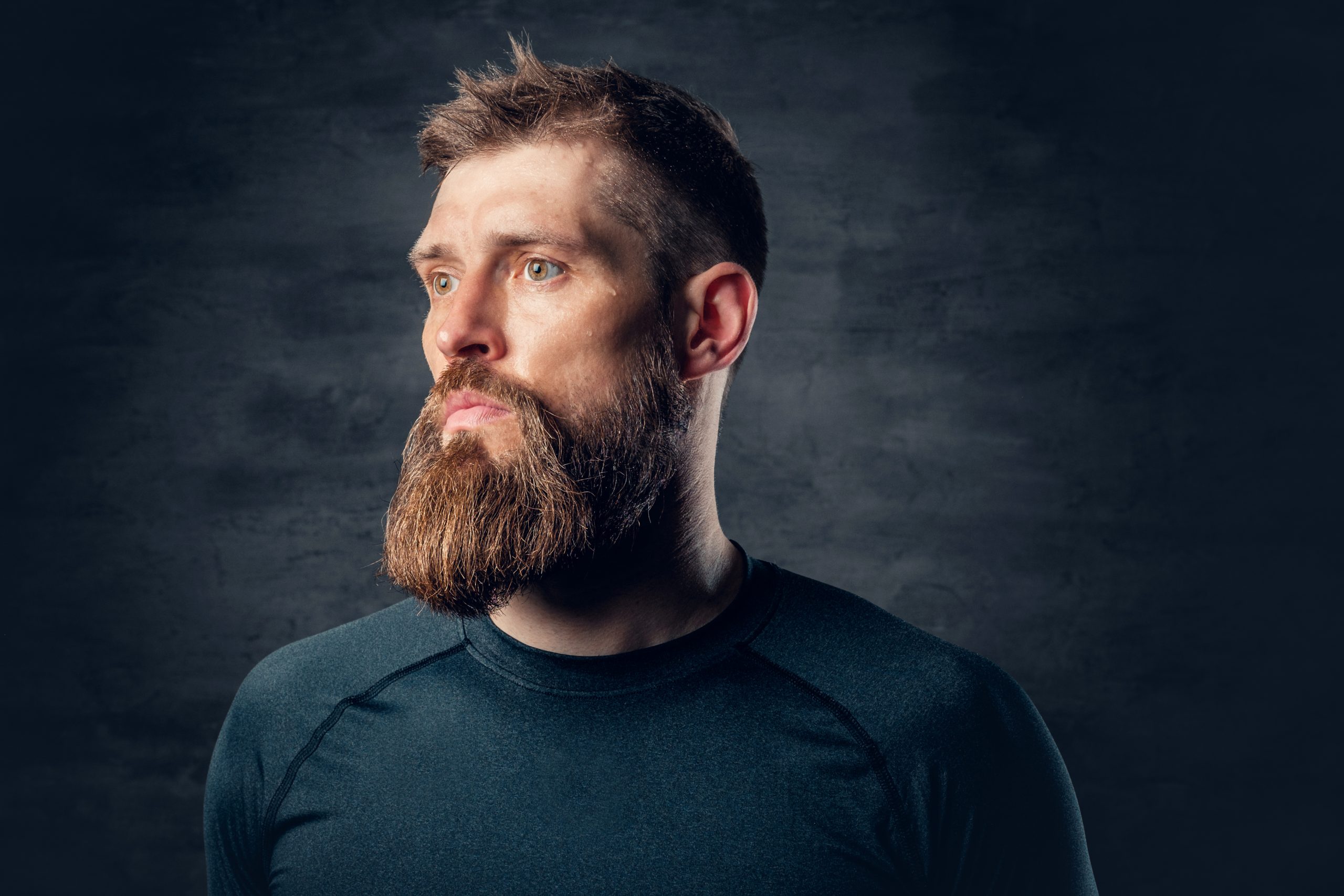 Uomo con barba e protesi capelli naturale